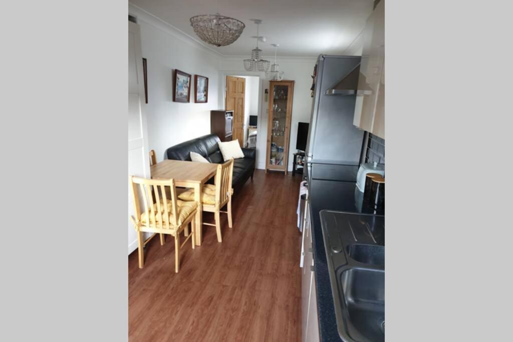 A Home Away From Home With A Big Welcome Erith Eksteriør bilde